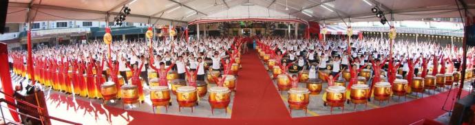 508人齐敲响中华鼓，场面热血震撼。
