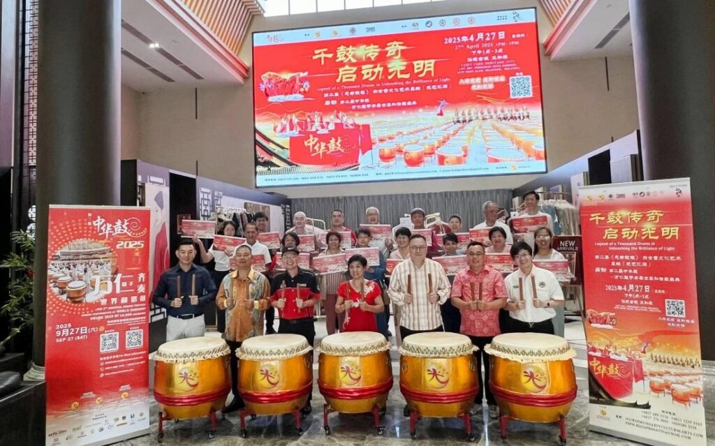 星洲日报-大会欢迎民众踊跃参与”千鼓传奇，启动光明“盛典。前左起为阮国雄、洪金发、洪启明、白世音、许国栋、汪爱泉及洪于尊。（陈佩丝摄）