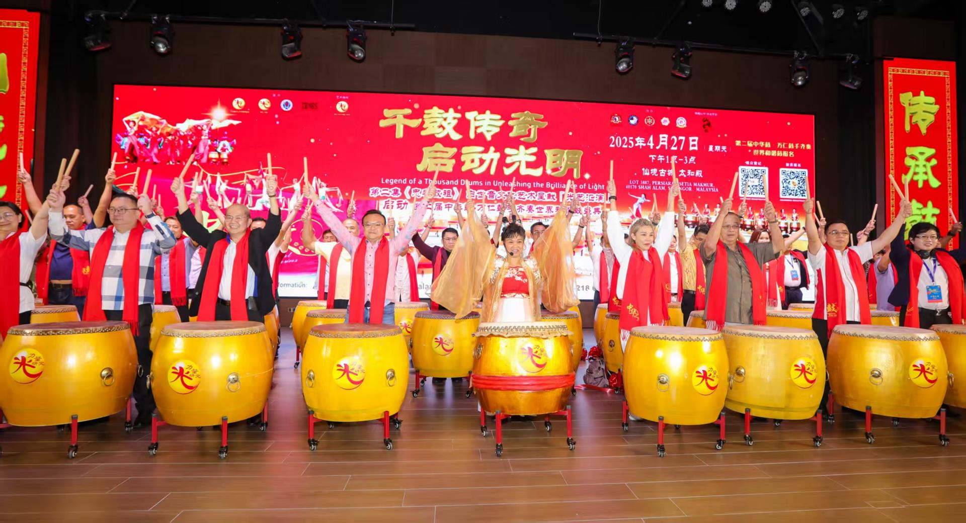 （左起）许国栋、洪启明、游佳豪、白世音、Victoria Lim、许天成、汪爱泉及洪于尊