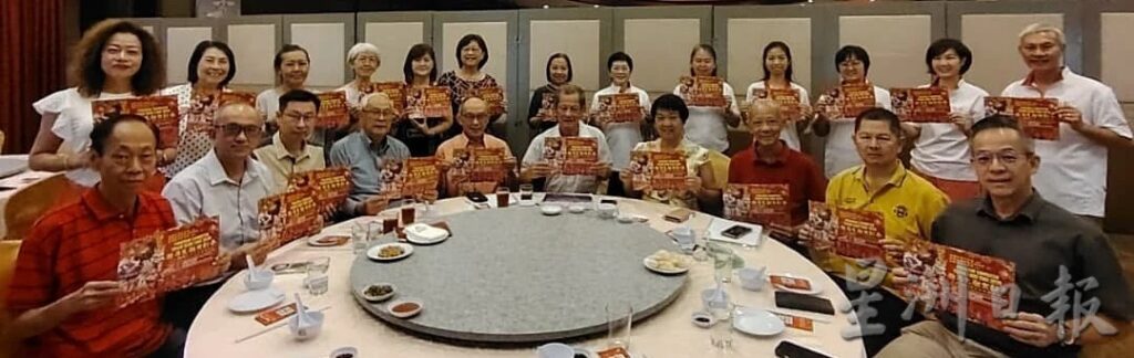 “骏马飞驰贺新春”庆祝2026丙午马年新春活动欢迎民众踊跃参与。前排左起是梁志刚、梁振奋、庄御竹、丘才干、关和贵，前排右起是马强森、马锦明、梁德胜、白世音、马振国。（黄丹芳摄）