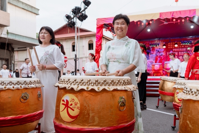 白世音带领团队，为222新春团拜启幕。