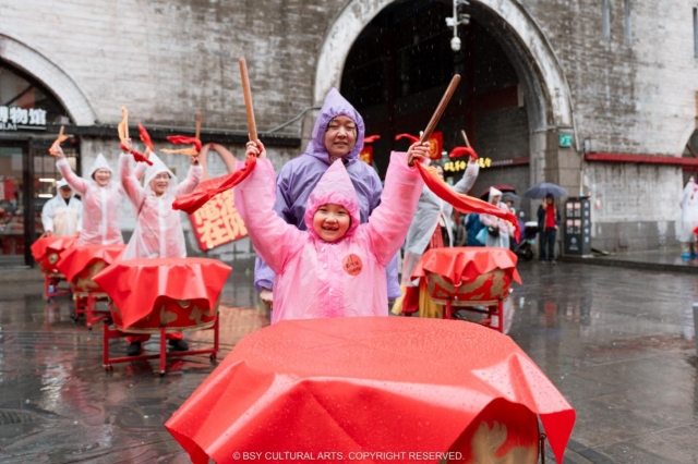 来自洛阳市一幼儿园，在园长带领下，小鼓手，老师和家长们奋力击鼓，展现传承精神