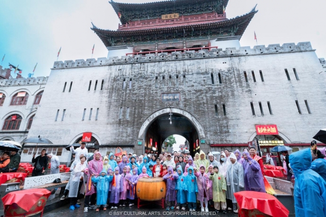 来自中国、新加坡、马来西亚鼓手与白世音院长（左9）及林星发（右8）合影：以鼓为桥，共传和平团结