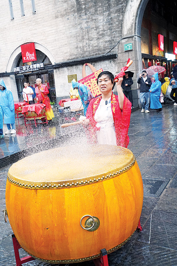 白世音院长引领大家于洛阳丽景门前擂响“中华鼓”，正式奏响世界和平鼓第一声。