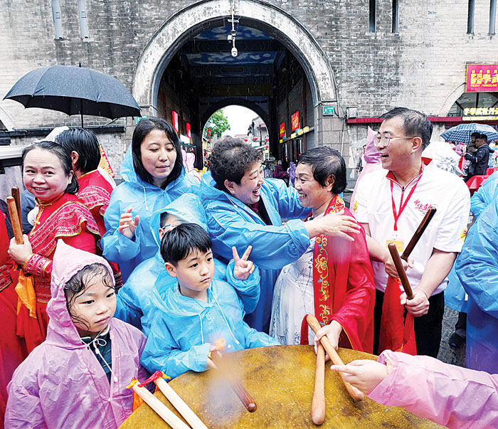 来自洛阳市一幼儿园，在园长带领下，小鼓手、老师和家长们奋力击鼓，展现传承精神。